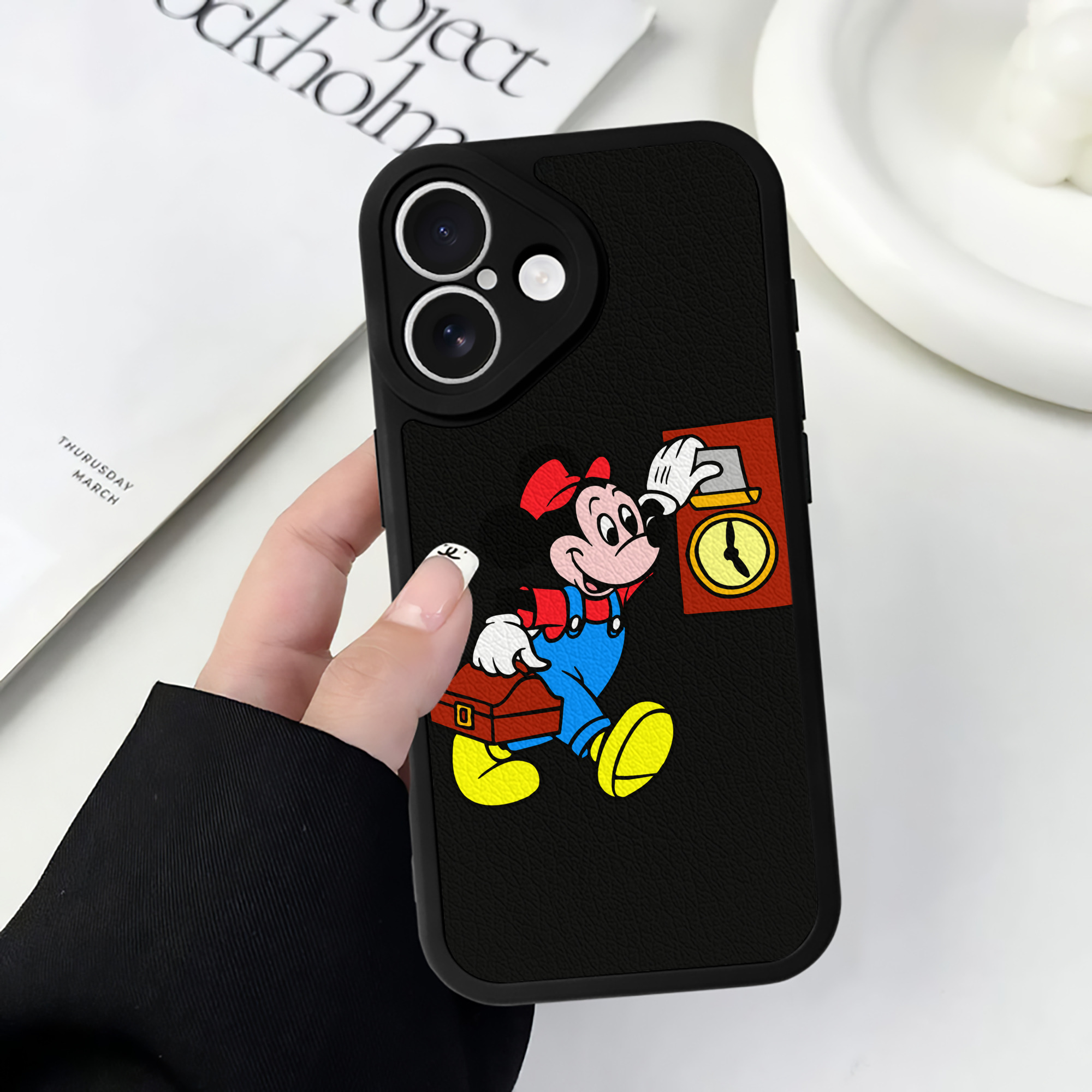 （画像用） ミッキーマウス Mickey Mouse 【iPhone 16シリーズ対応】シリコンスマホケース（レザー調） 材質：シリコン